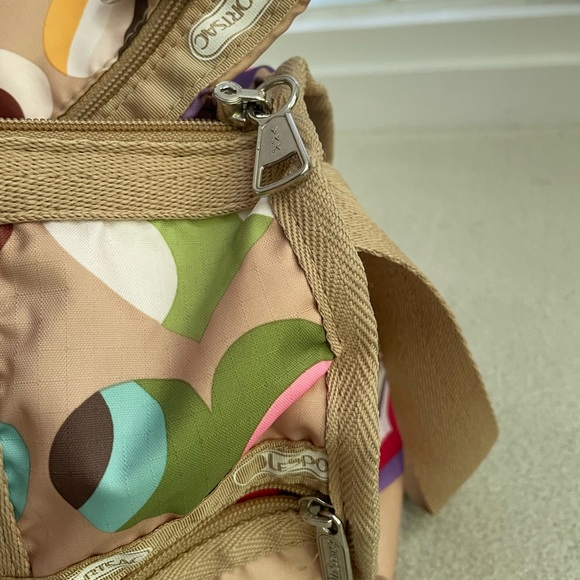 LeSportsac Shoulder/handbag with matching pouch bag - Picture 10 of 12